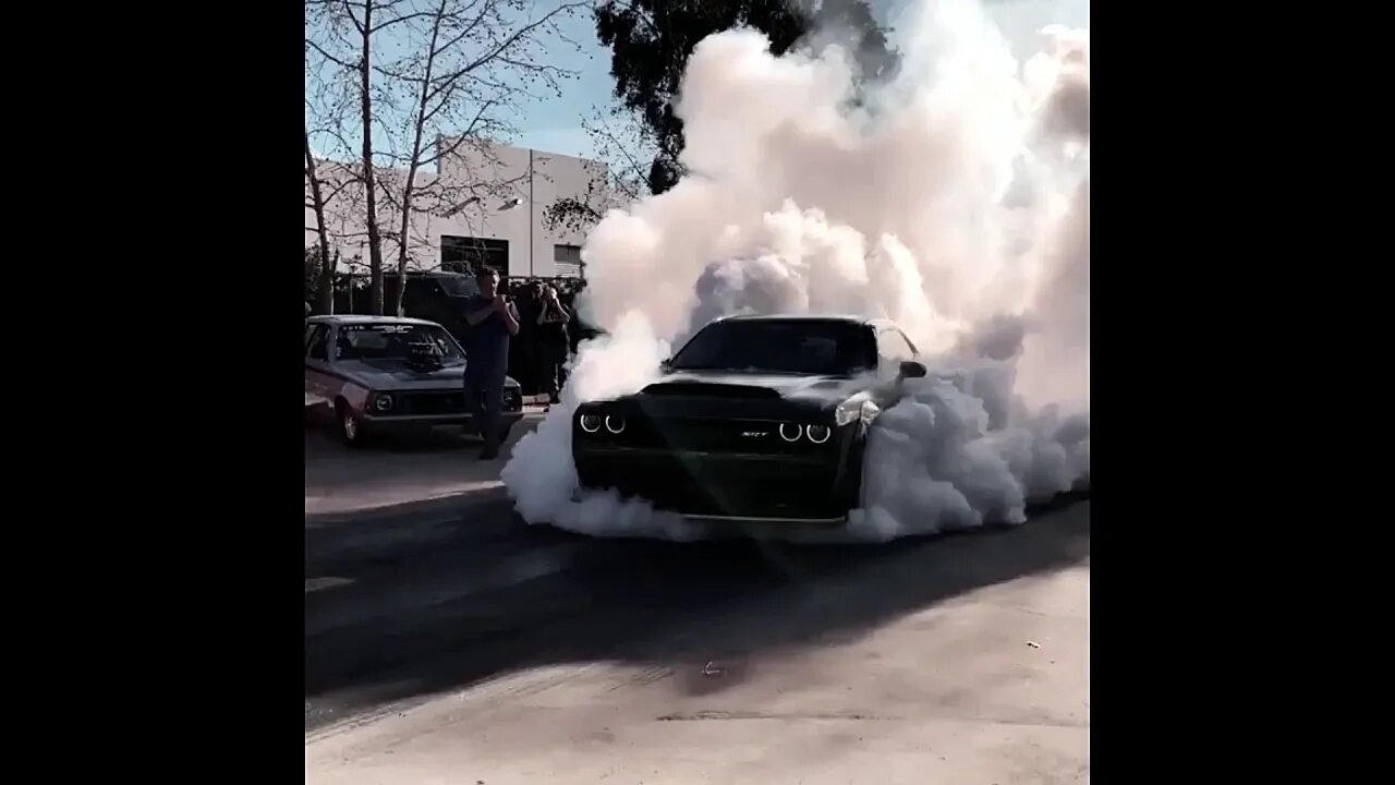 Arrancada com o Camaro queimando pneu no meio da rua