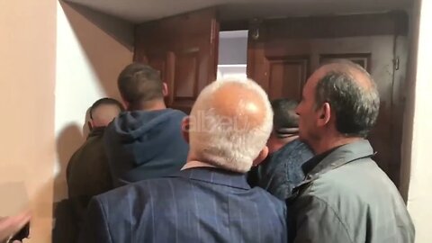 Anëtarët shkulin dyert, tensione ne zgjedhjet për kreun e ri të PD në Bulqizë