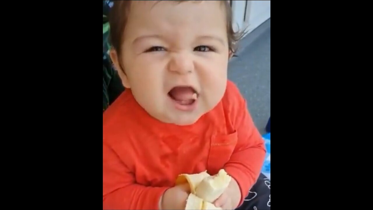 The baby is having fun eating bananas_( 720 HD).com