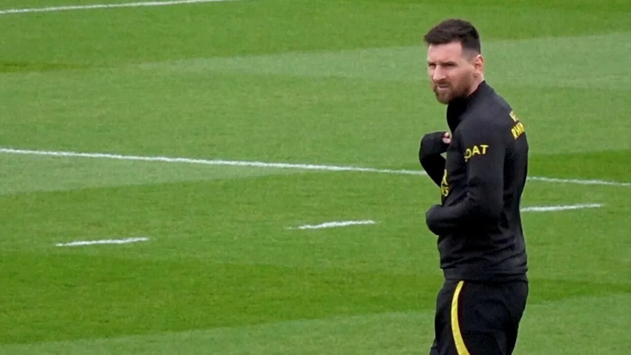 Messi trains with PSG after Barcelona confirm talks have opened to bring him back