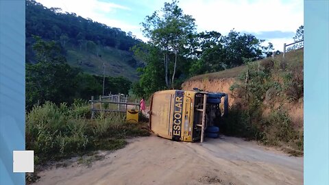 Novo Oriente de Minas: Ônibus transportando 20 alunos tomba próximo a MG-409.