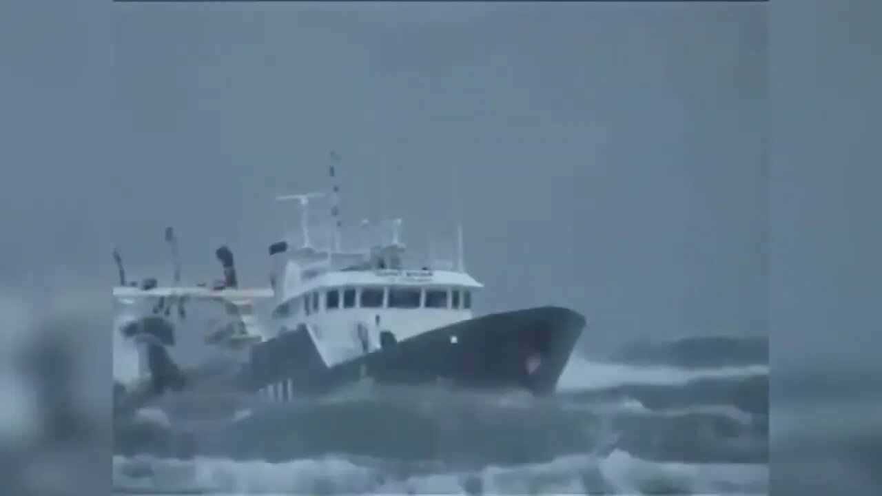 Ships in Storms | 10+ TERRIFYING MONSTER WAVES, Hurricanes & Thunderstorms at Sea