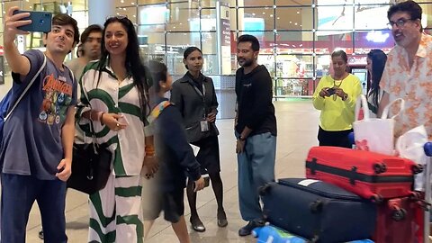 Anupama Fame Rupali Ganguly को Fans Airport पर देखते ही Selfie के लिए पुकारने लगे 💖📸✈️