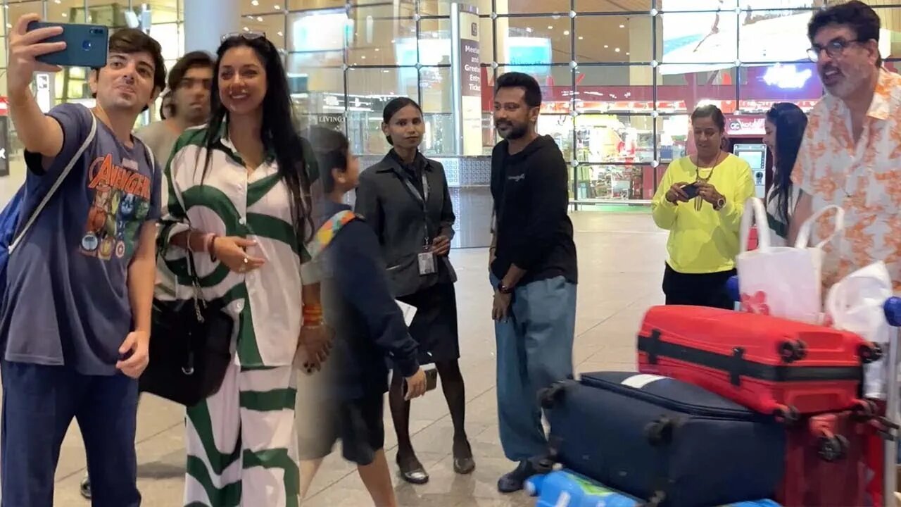 Anupama Fame Rupali Ganguly को Fans Airport पर देखते ही Selfie के लिए पुकारने लगे 💖📸✈️