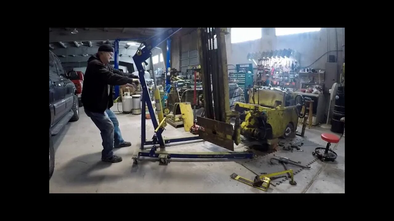 Removing the Mast from a Forklift - 1959 Clark Clipper Forklift Restoration Part 4
