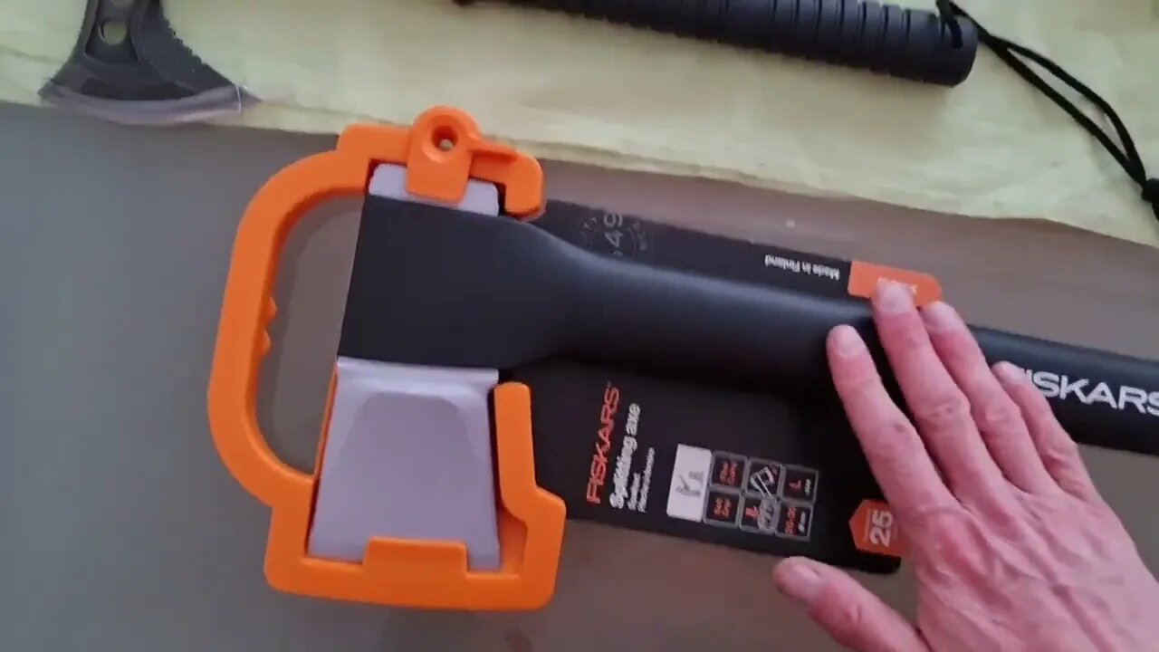 AXES case closed: Fiskars X10 X21 Ochsenkopf H1, Hammer Tomahawk, Glued beater. Cases comparison EDC