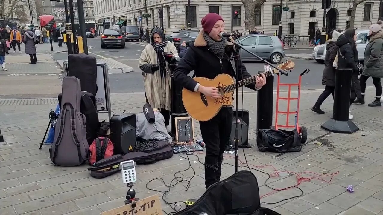 Buskers Mike drops singing blinded by the light #trafalgarsquare