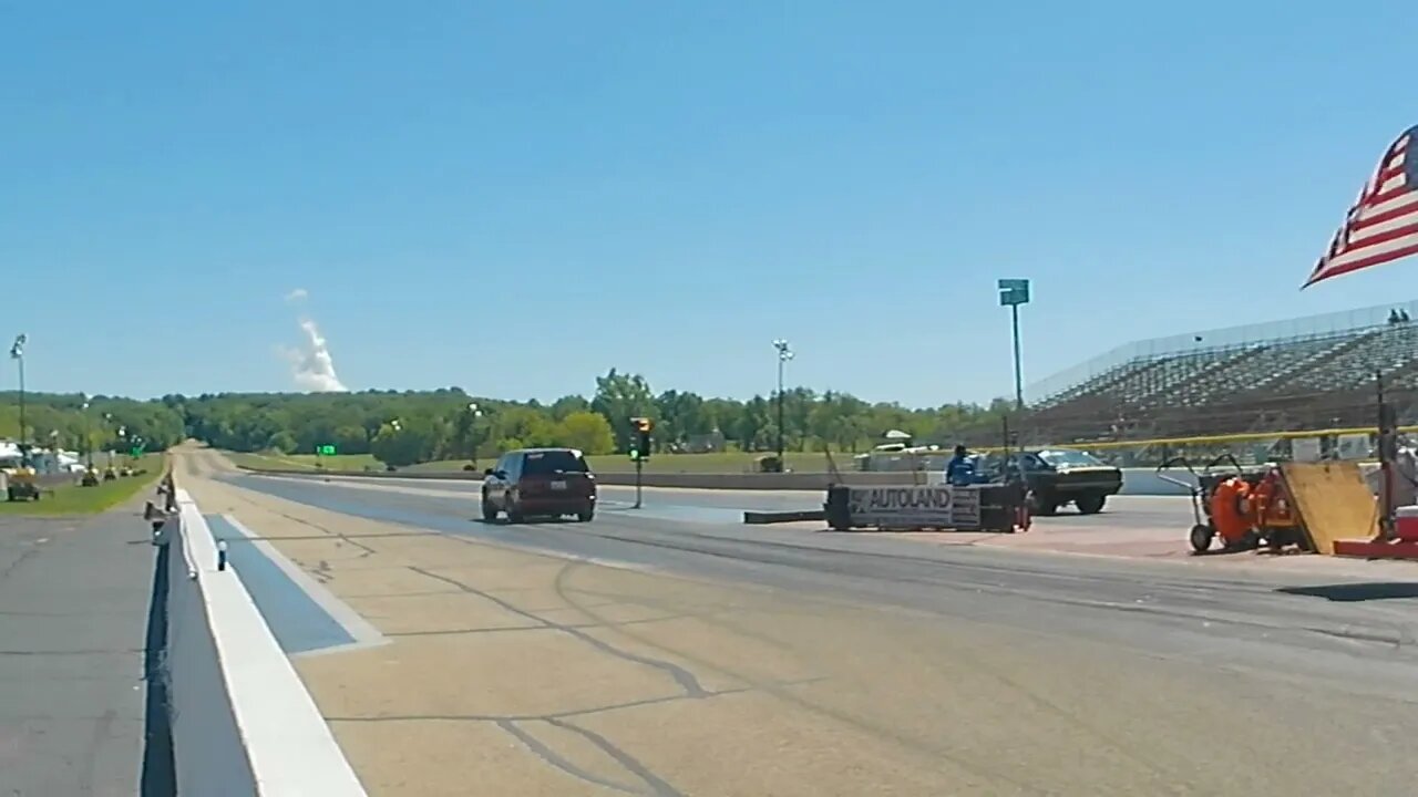 Vega vs Trackhawk. Right lane with the win