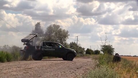 Ukrainian fighters improvised an MLRS with a pickup truck