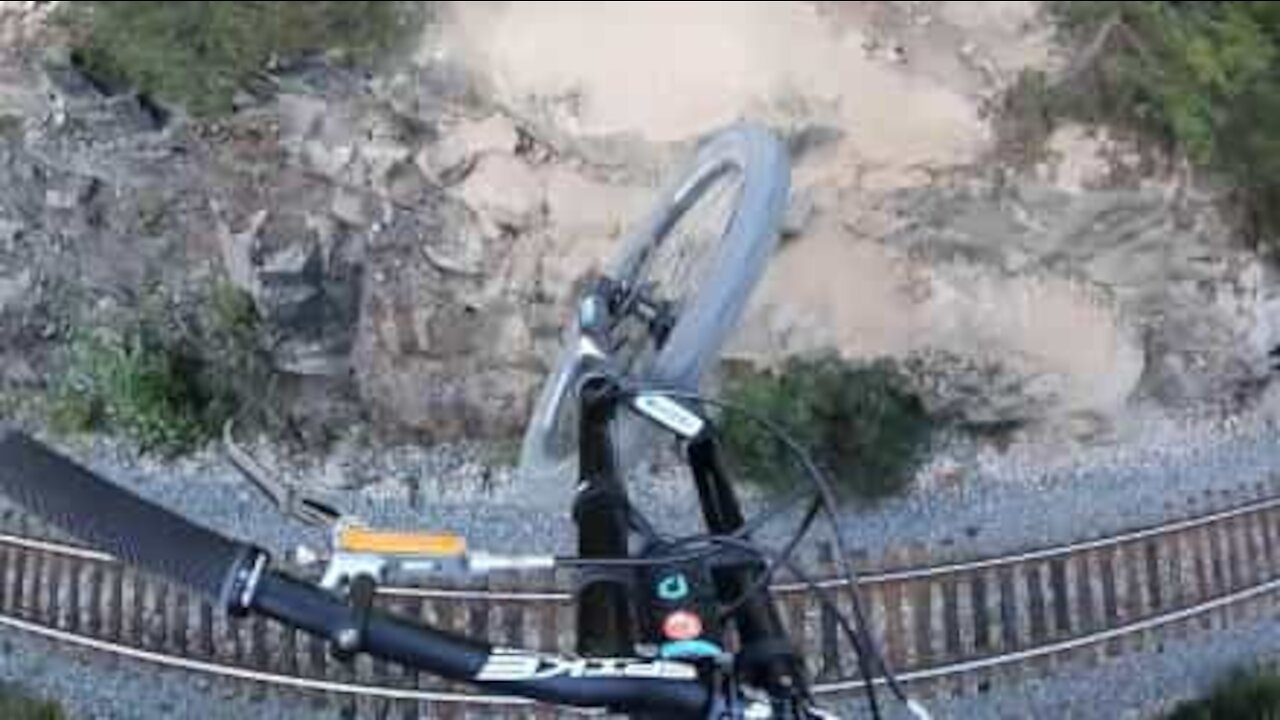 Mountainbiker jumps across 12 meter gap