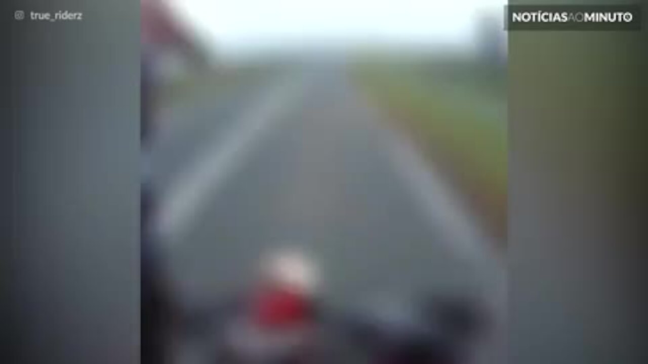Motociclista escapa de forte colisão com carro que fazia o retorno
