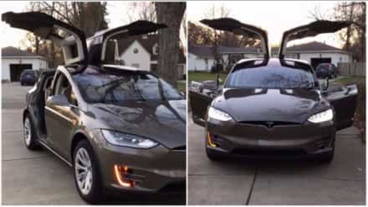 Um Tesla equipado com luzes de natal