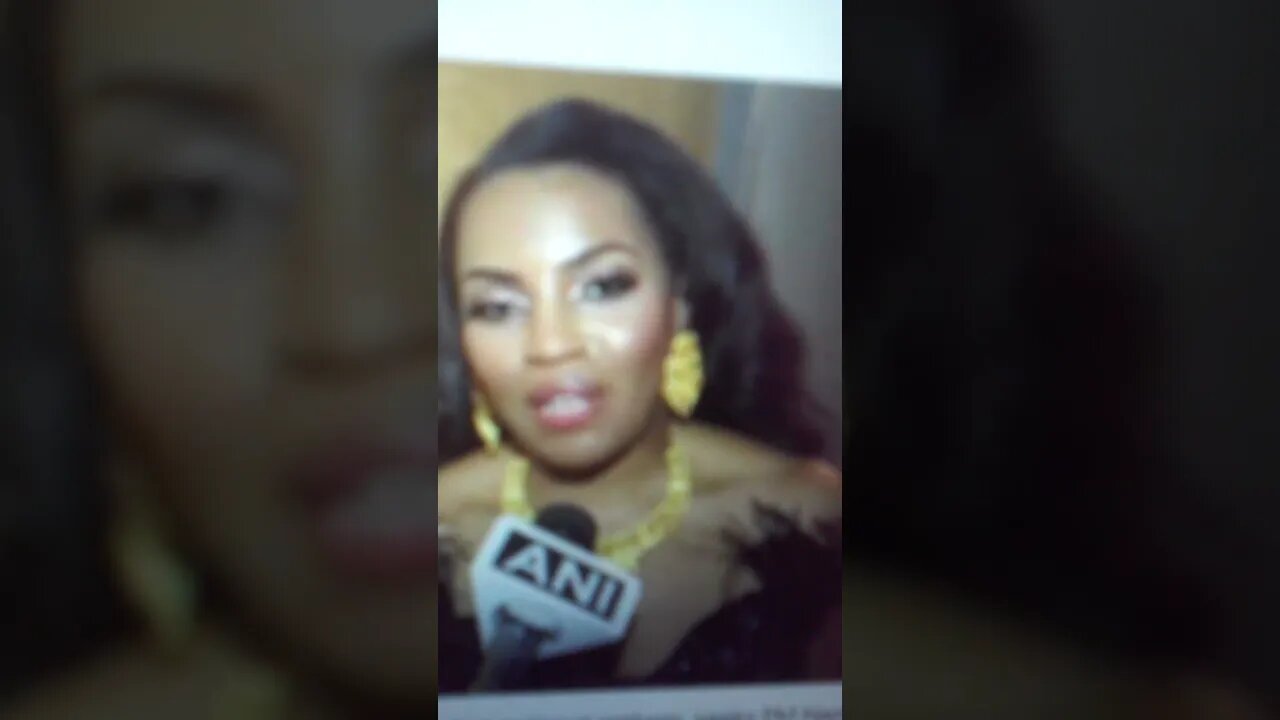 Black Female American Singer Bows to Touch the Feet of India's Prime Minister