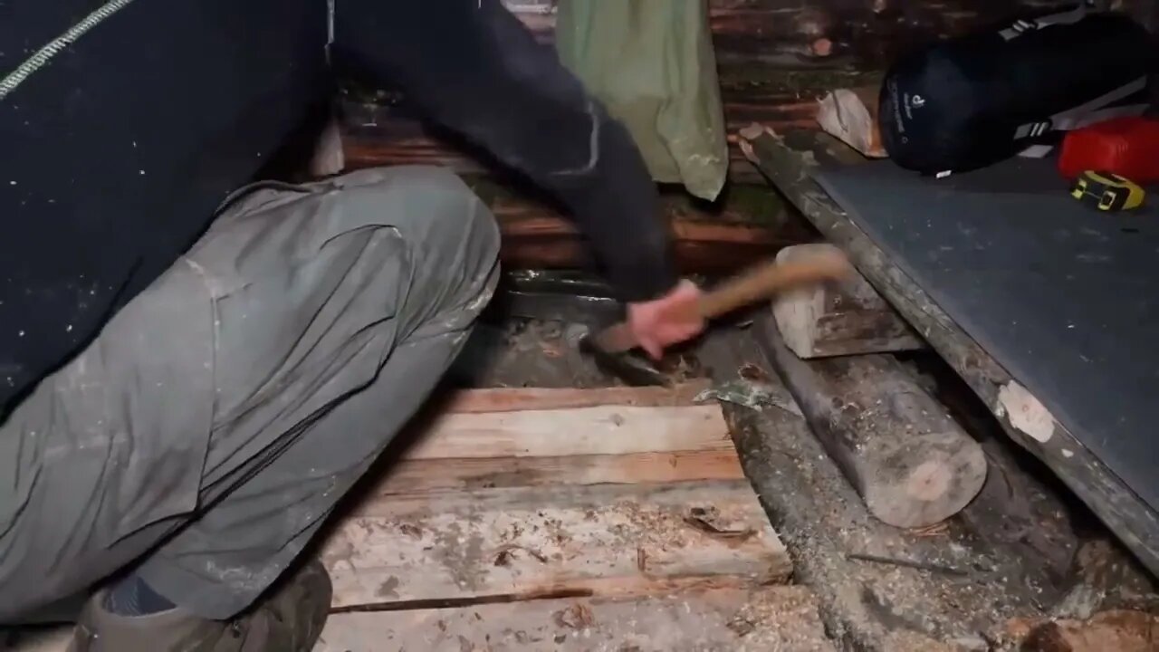 hiding in a huge dugout during a snow storm, spending the night in bushcraft shelter * 21