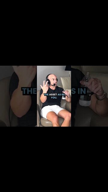 Who are you attracting into your life? 👀 #golddigger #lawofattraction #dating