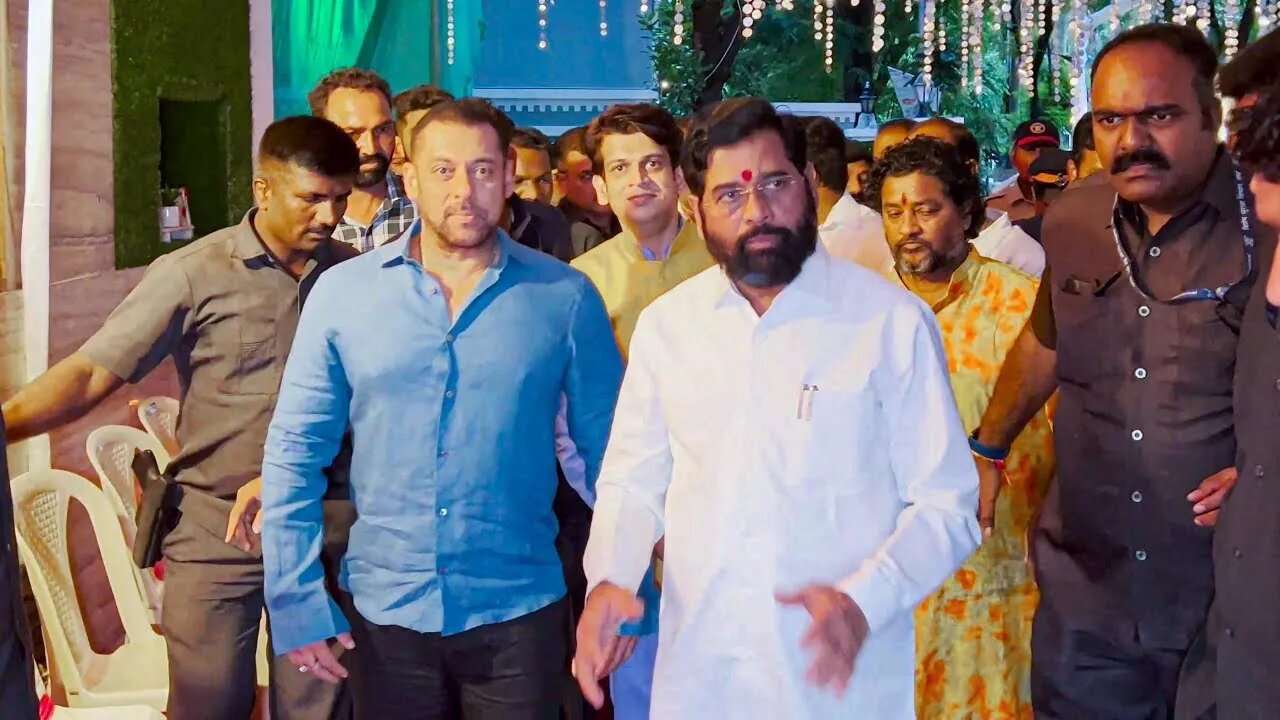 Salman Khan Grand Entry & Maharashtra CM Eknath Shinde's Reaction at Arpita Khan’s Ganpati Darshan 📸