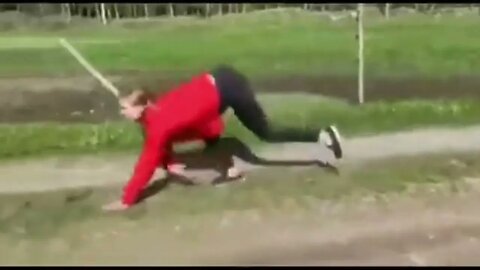 SHE MUST🤔HAVE BEEN A MONKEY🐒IN HER PREVIOUS LIFE👀🤣🍺