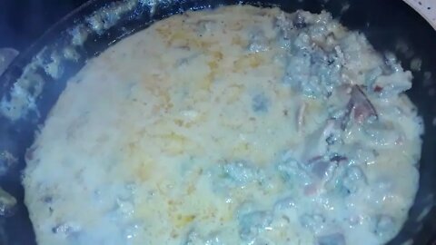 Kings Hawaiian biscuits and gravy with bacon 🇺🇸🐖 #shorts