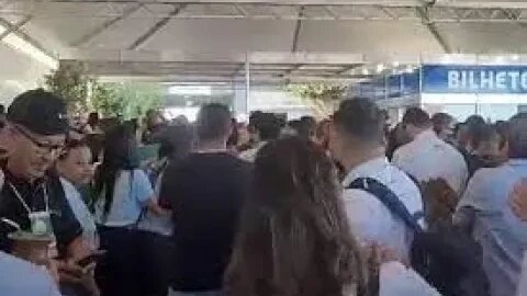 Ovacionado, Lula chega para abertura da Bahia Farm Show... #SQN ... foi gritos de "ladrão" mesmo !