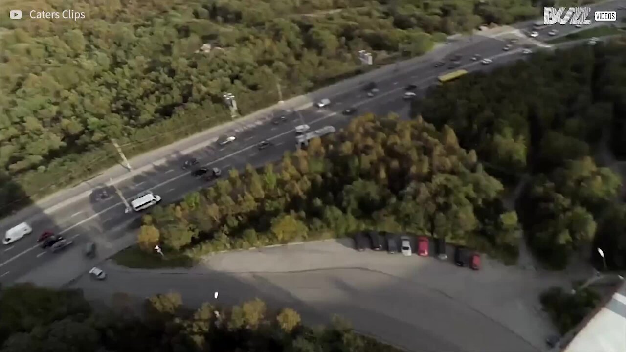 Impressionante: fa la verticale sul bordo del terrazzo