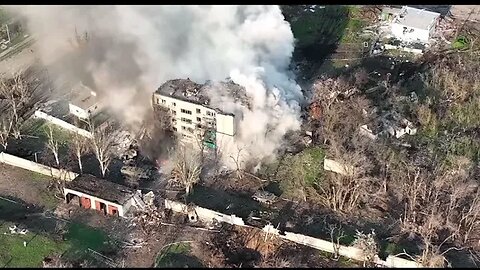 Russian tank shelling residential buildings in Ukraine 🇺🇦