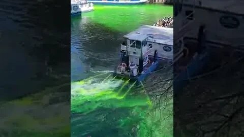 This is how it’s done. 💪 The Chicago River dyein st Patrick green 💚