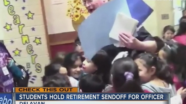 Delavan schoolchildren give retiring police officer huge send-off