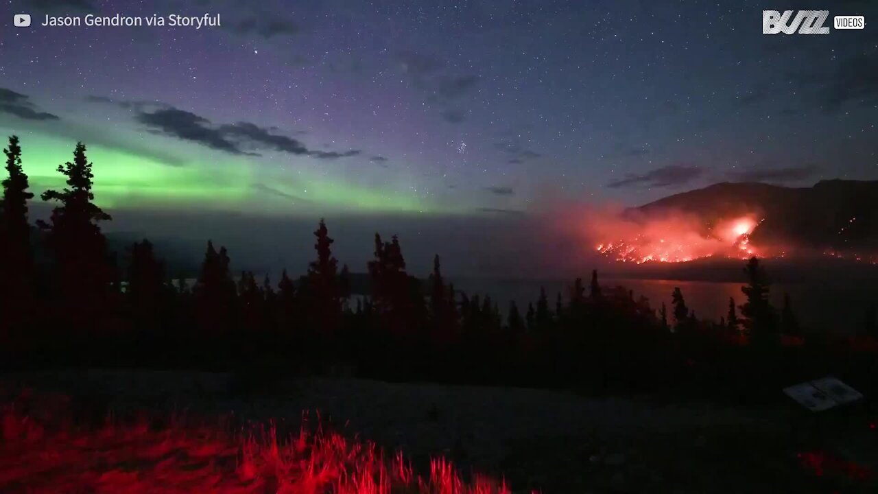 L'incontro tra un'aurora boreale e un incendio in time-lapse