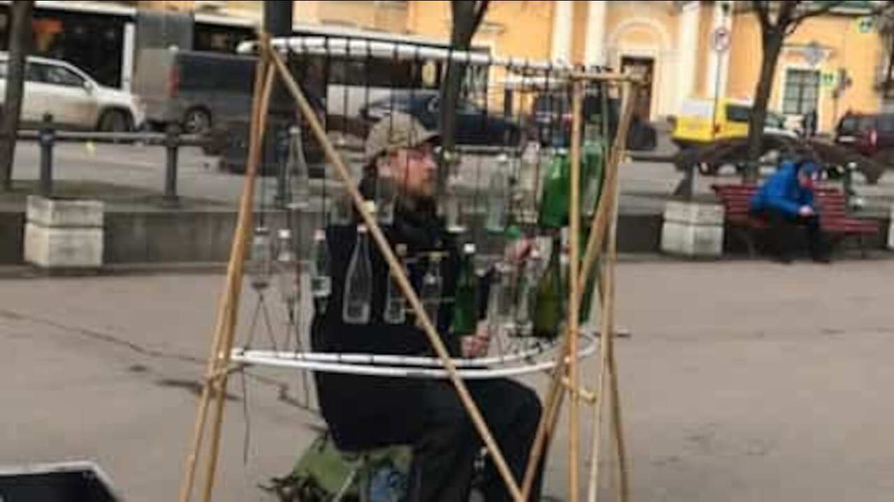 Homem toca música só com garrafas!