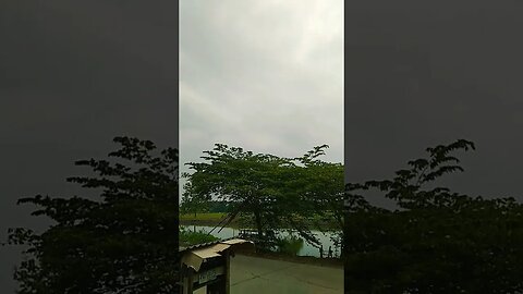 Udara di desa Dingin, langit mendung,