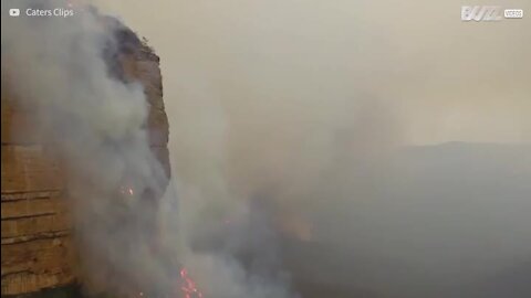 Australie: des cascades de flammes embrasent une montagne