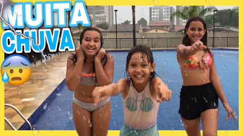 NA PISCINA COM MUITA CHUVA 😰 3 irmãs demais