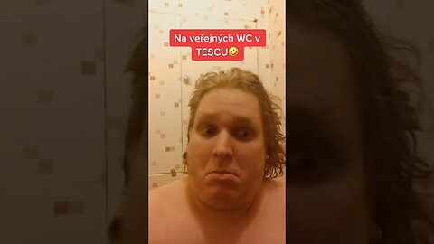 KDYŽ JSEM BYL na "VELKÉ" na VEŘEJNÝCH WC v TESCU, OSLOVIL MĚ MUŽ z VEDLEJŠÍ KABYNKY! TRAPAS!? #funny