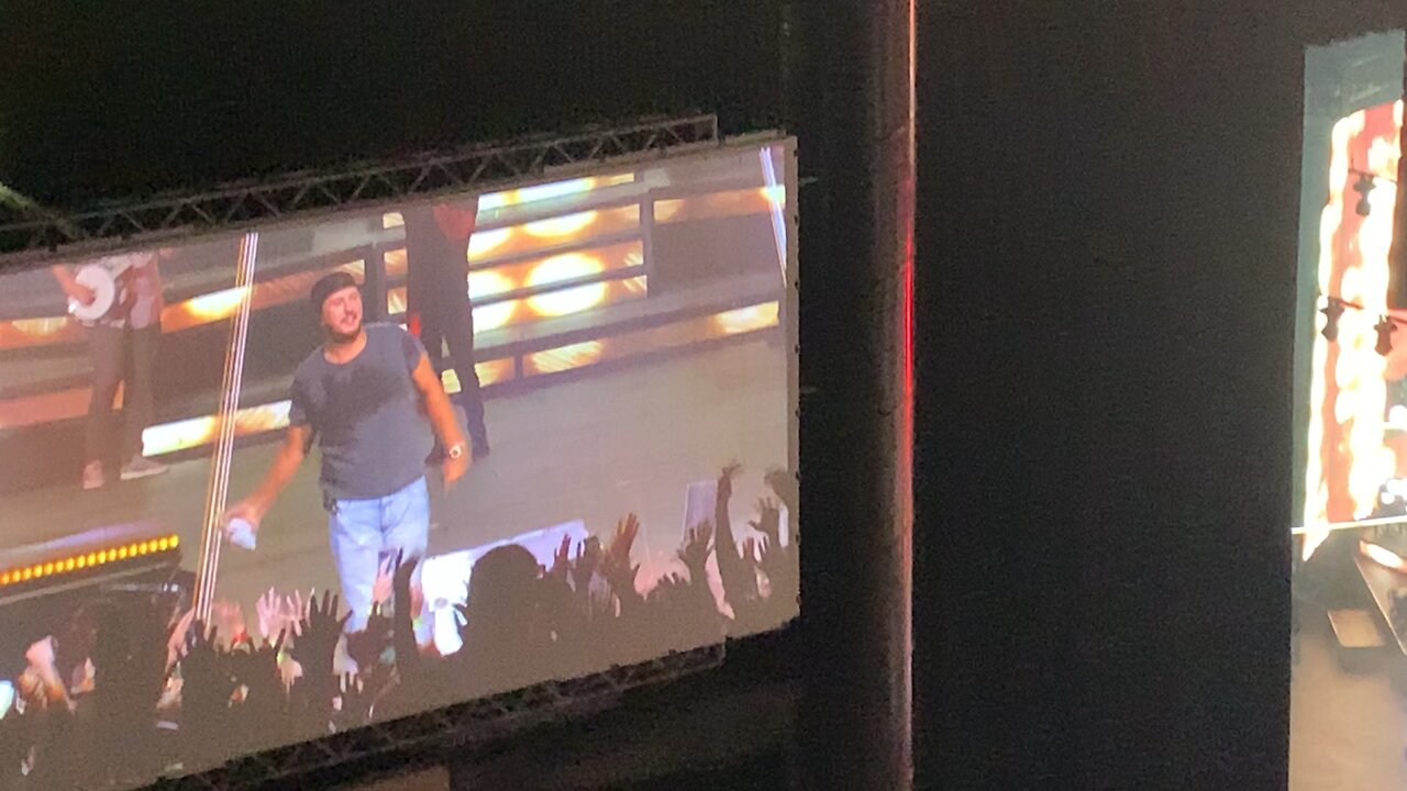 Luke Bryan Tossing Beers Into The Crowd, September 10, 2022, Tinley Park, Illinois