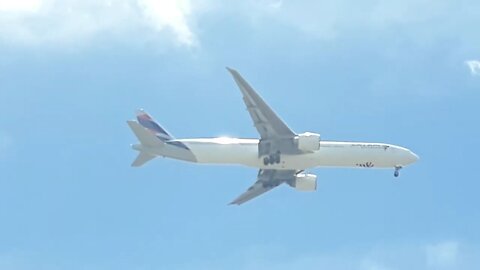 Boeing 777-300ER PT-MUC na final antes de pousar em Fortaleza vindo de Guarulhos