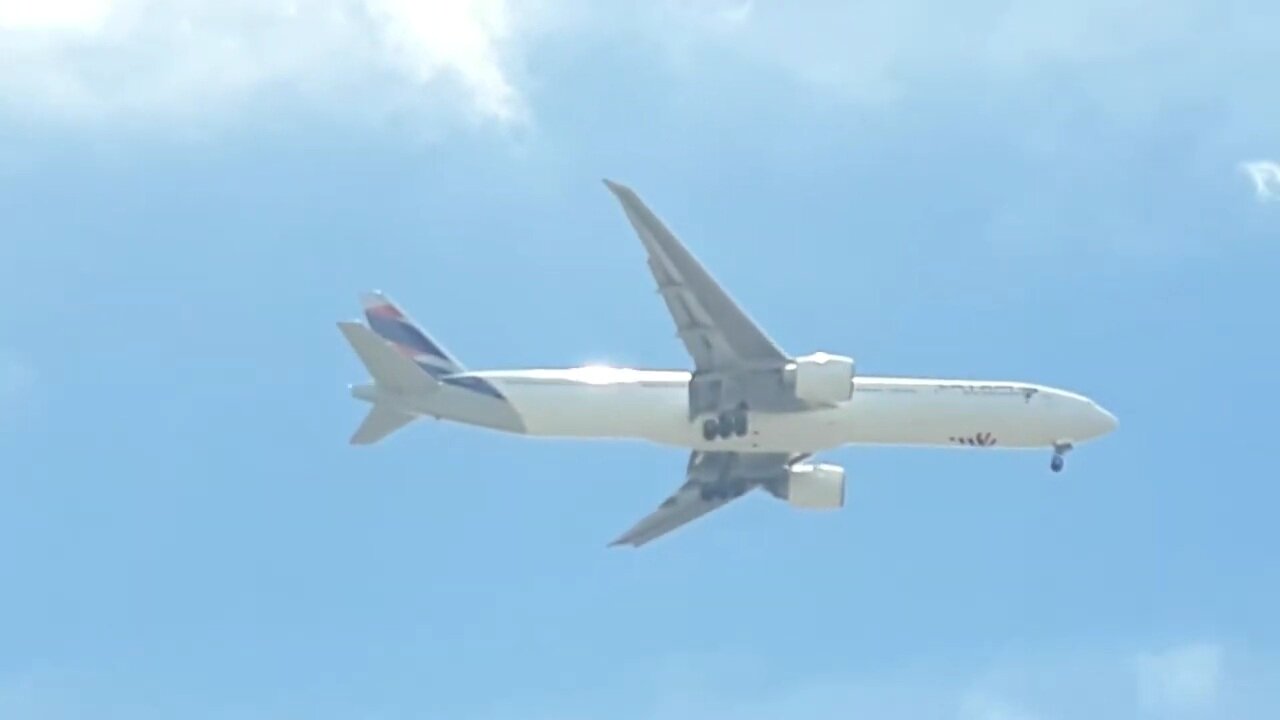 Boeing 777-300ER PT-MUC na final antes de pousar em Fortaleza vindo de Guarulhos