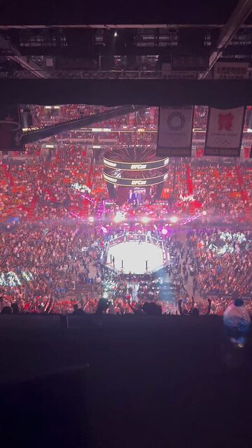 WE GOT TRUMP HERE TONIGHT WITH THE LOUDEST POP