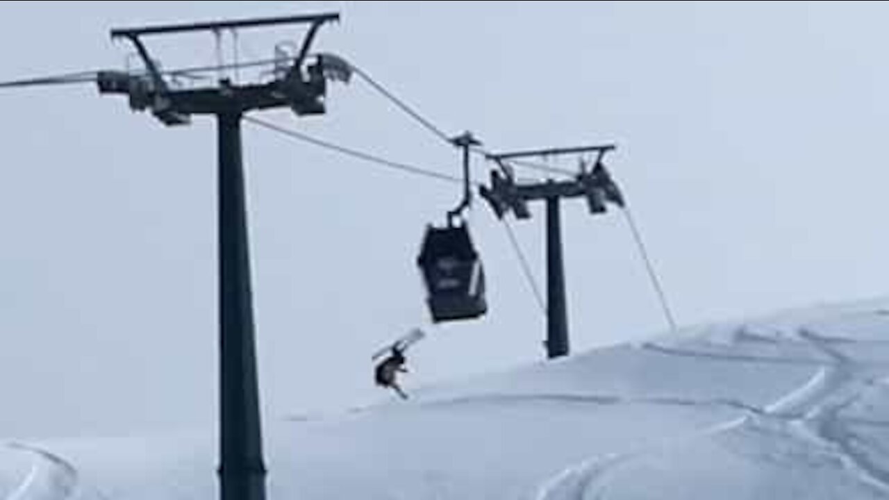 Jovem salta de elevador de ski