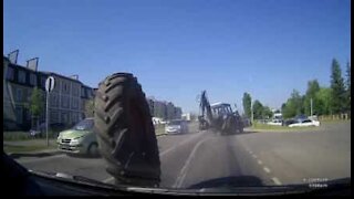 Trator perde roda em estrada na Rússia