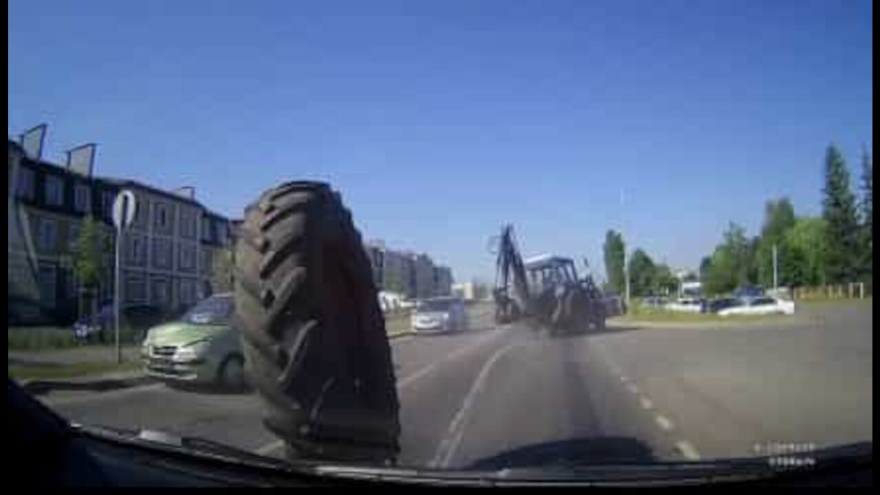 Trator perde roda em estrada na Rússia