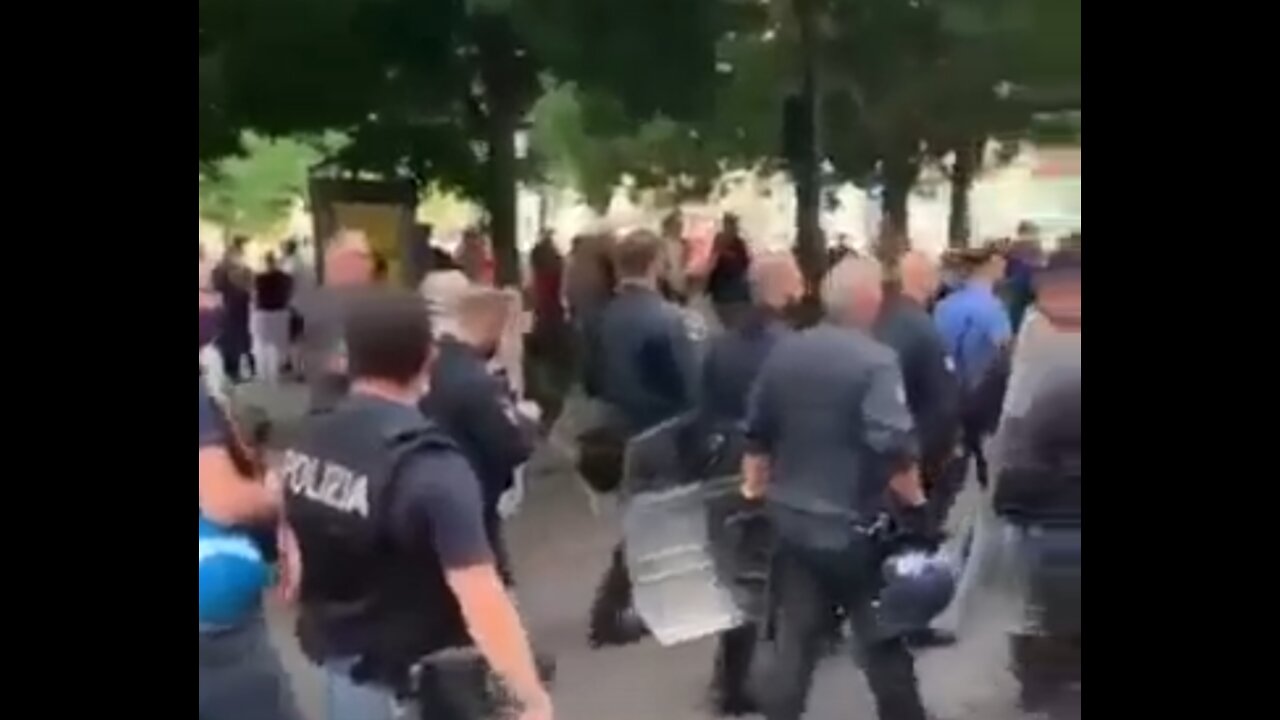 MILANO, 24/07/2021 LA POLIZIA SI TOGLIE I CASCHI E MARCIA CON I MANIFESTANTI