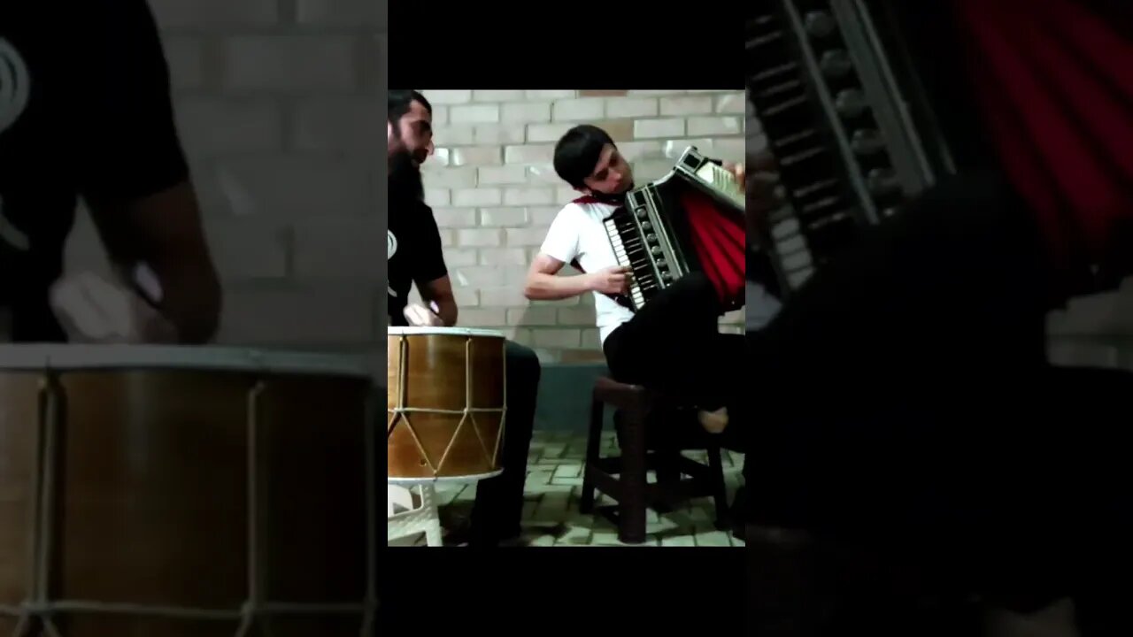 Чеченцы рвут Аккордеон и барабан.