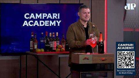 Aprenda a fazer um delicioso Aperol Spritz com a Campari Academy.