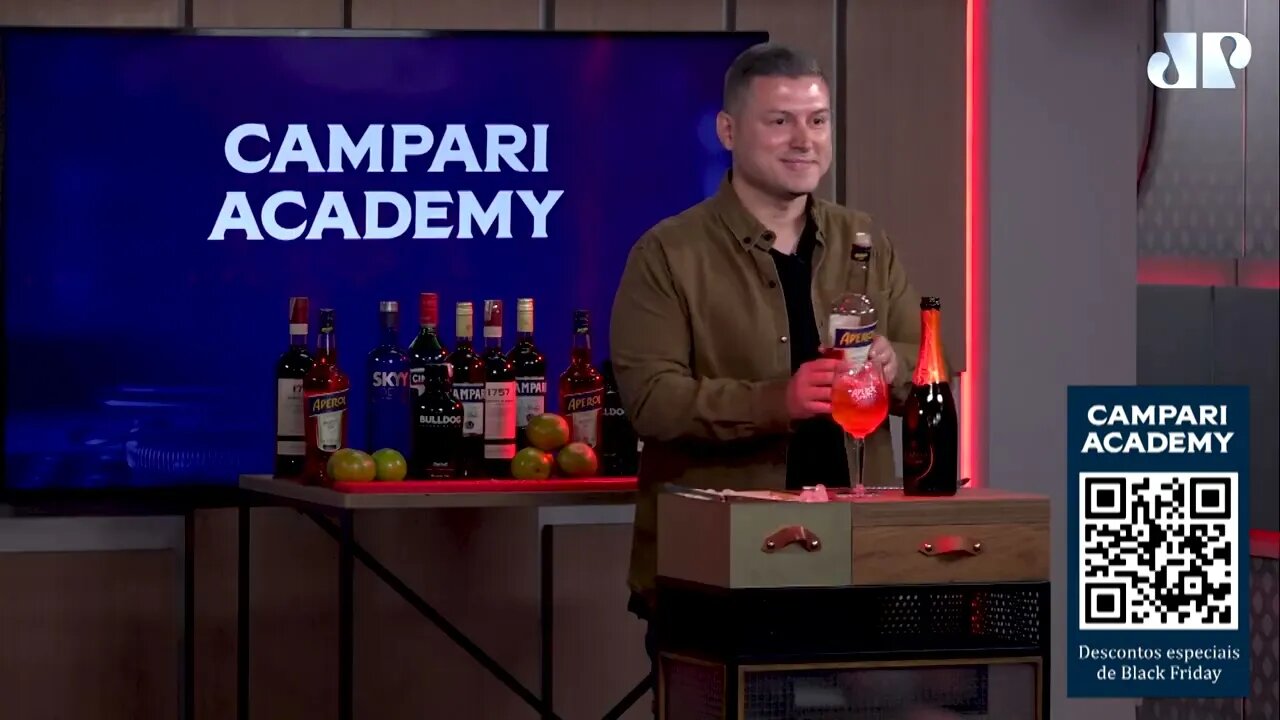 Aprenda a fazer um delicioso Aperol Spritz com a Campari Academy.