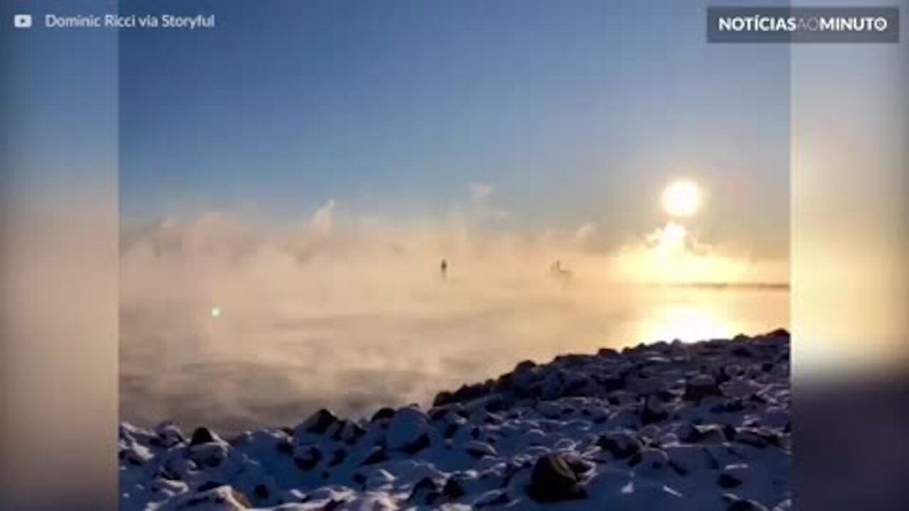 Neblina forma bela paisagem em lago nos EUA