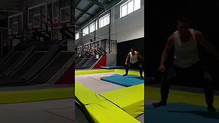 Trener uczy mnie salta 🤨 #shortvideo #youtubeshorts #salto #akrobatyka #trening #me #parkour #skills