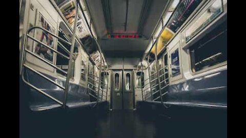 Insolite: un homme tourne sur lui-même dans le métro