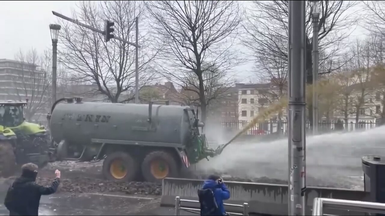 BELGIAN FARMERS IN NEW PROTEST👨‍🌾🚜💩🏫💧🚒👮‍♂️DUE TO EU REGULATIONS🧑‍🌾🚜💩🏣💦🚒💫