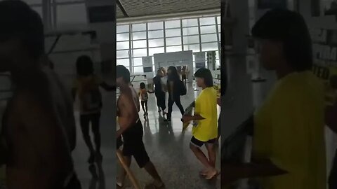 vários índios no aeroporto em Brasília #shorts