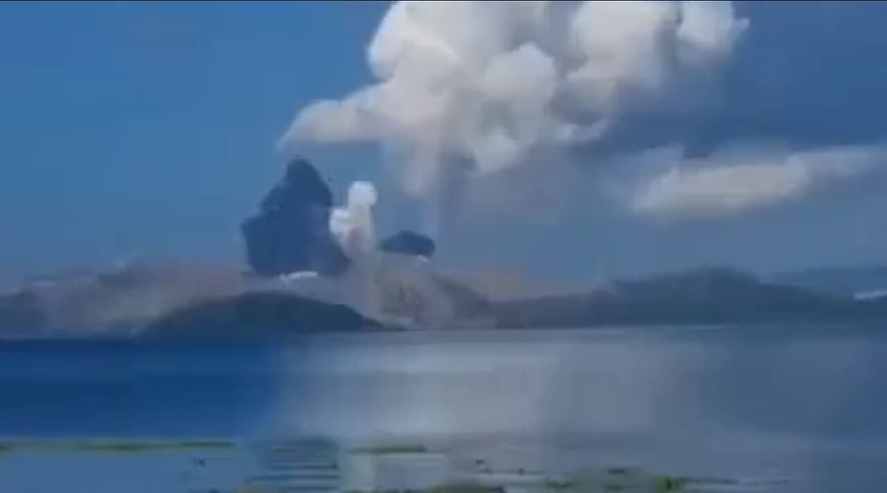 Taal volcano in Philippines￼ is hit with the Rod of God